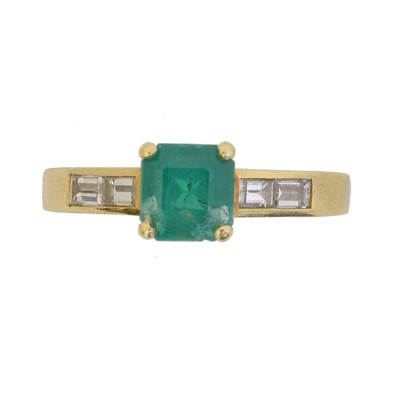 Lot 125 - An emerald and diamond dress ring.