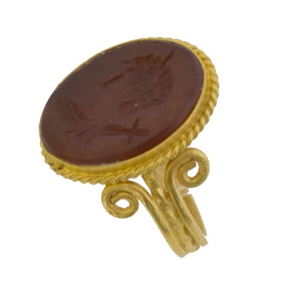 Lot 156 - A carnelian intaglio ring.