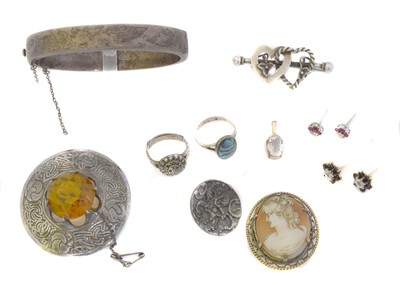 Lot 81 - A selection of jewellery.