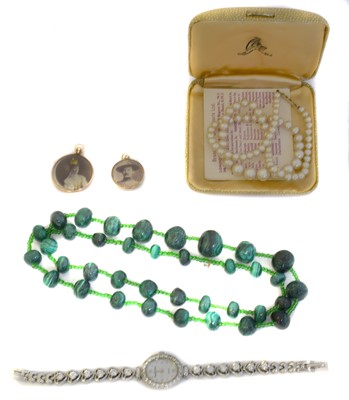 Lot 78 - A selection of jewellery.