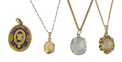 Lot 24 - A selection of jewellery.