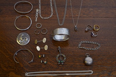 Lot 90 - A selection of silver and white metal jewellery.