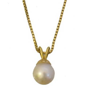 Lot 13 - A cultured pearl pendant.