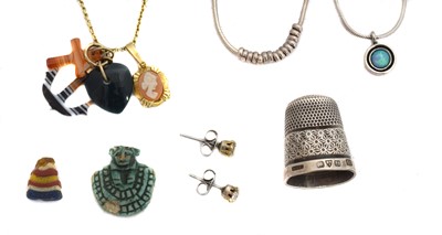 Lot 85 - A selection of jewellery.