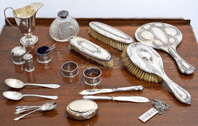 Lot 31 - A selection of silver.