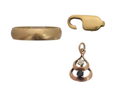 Lot 74 - A selection of 9ct gold jewellery.