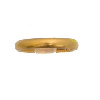 Lot 47 - A 22ct gold band ring.