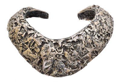 Lot 90 - A 1980s silver collar necklace.