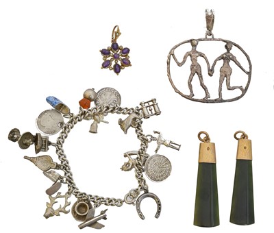 Lot 82 - A selection of jewellery.