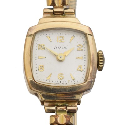 Lot 100 - A 9ct gold ladies manual wind wristwatch by Avia.