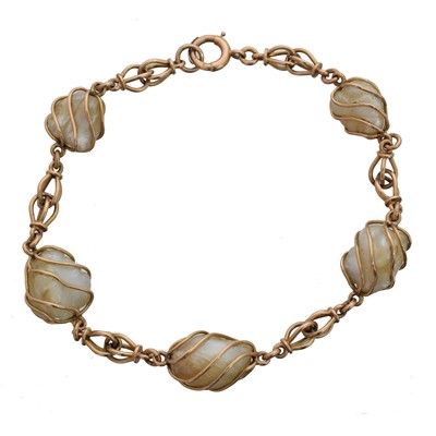 Lot 30 - An early 20th century freshwater pearl bracelet.