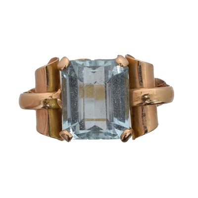 Lot 133 - An aquamarine dress ring.