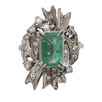 Lot 102 - An emerald and diamond cluster ring.