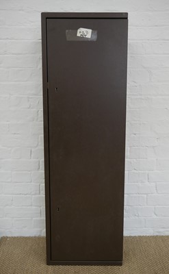 Lot 412 - Steel gun cabinet, with two sets of keys.