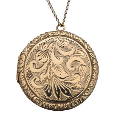Lot 17 - A 9ct gold hinged locket.