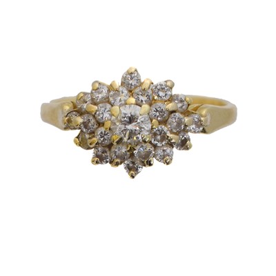 Lot 117 - A diamond cluster ring.