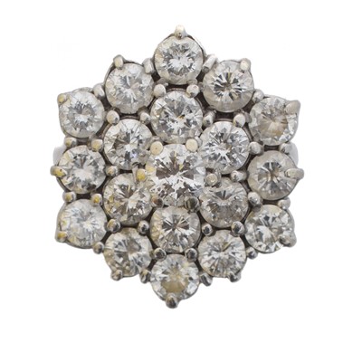 Lot 66 - A diamond cluster ring.