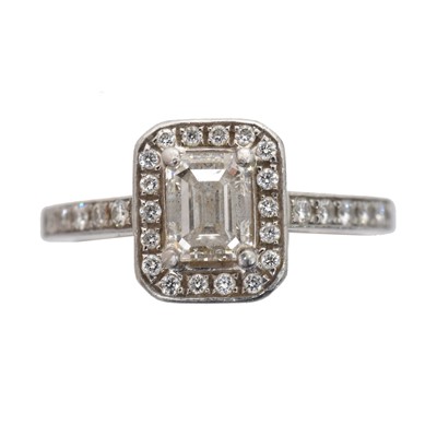 Lot 116 - A platinum diamond cluster ring.