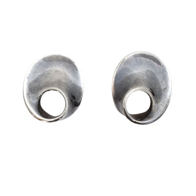 Lot 40 - A pair of Georg Jensen 'Möbius' earrings, no. 142.