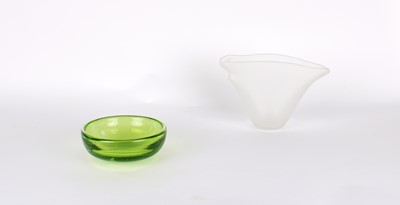 Lot 75 - Studio Glass Bowl with Figural Design by Ruth Dresman (British 1961-)