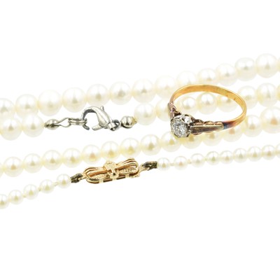 Lot 122 - A yellow metal and diamond solitaire ring