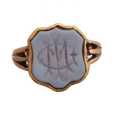 Lot 63 - An agate intaglio ring set in 18ct gold