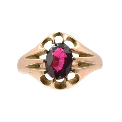 Lot 112 - A 9ct yellow gold and garnet single stone ring