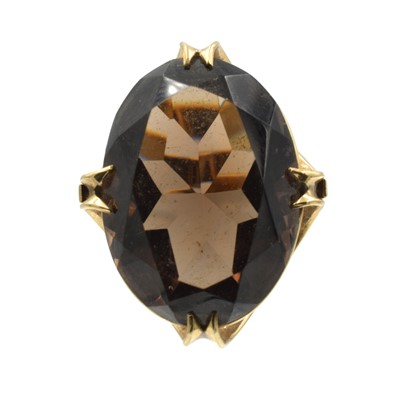 Lot 113 - A 9ct yellow gold and smoky quartz cocktail ring