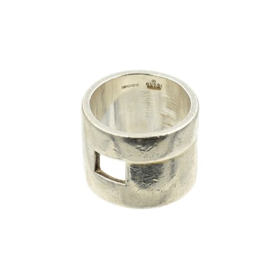 Lot 81 - A sterling silver Gucci G ring