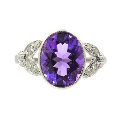 Lot 72 - An Amethyst and diamond ring set in platinum