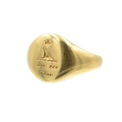 Lot 58 - An 18ct gold stamp ring