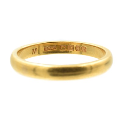 Lot 59 - A 22ct gold wedding band