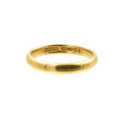 Lot 60 - A 22ct gold wedding band