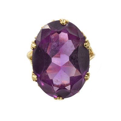 Lot 75 - A 25ct synthetic colour-change sapphire ring