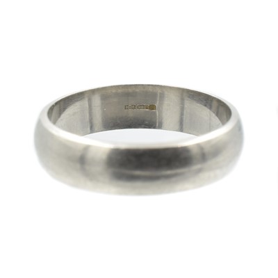 Lot 91 - A Platinum wedding band