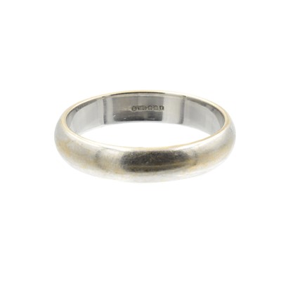 Lot 93 - An 18ct white gold wedding band