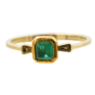 Lot 90 - An emerald and gold ring