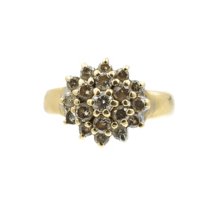 Lot 366 - A diamond and gold cluster ring