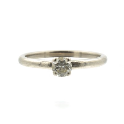 Lot 138 - An 18ct white gold and diamond solitaire ring