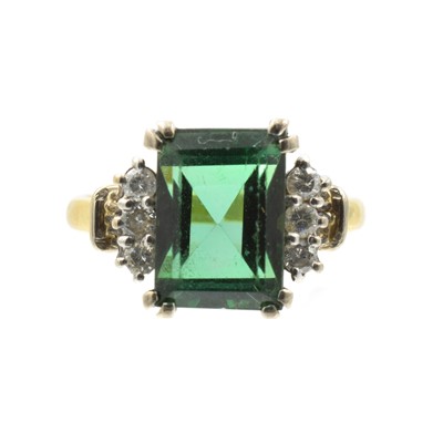 Lot 84 - A tourmaline and diamond ring set in 18ct gold