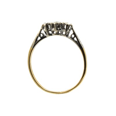 Lot 203 - A diamond and gold 3 stone ring