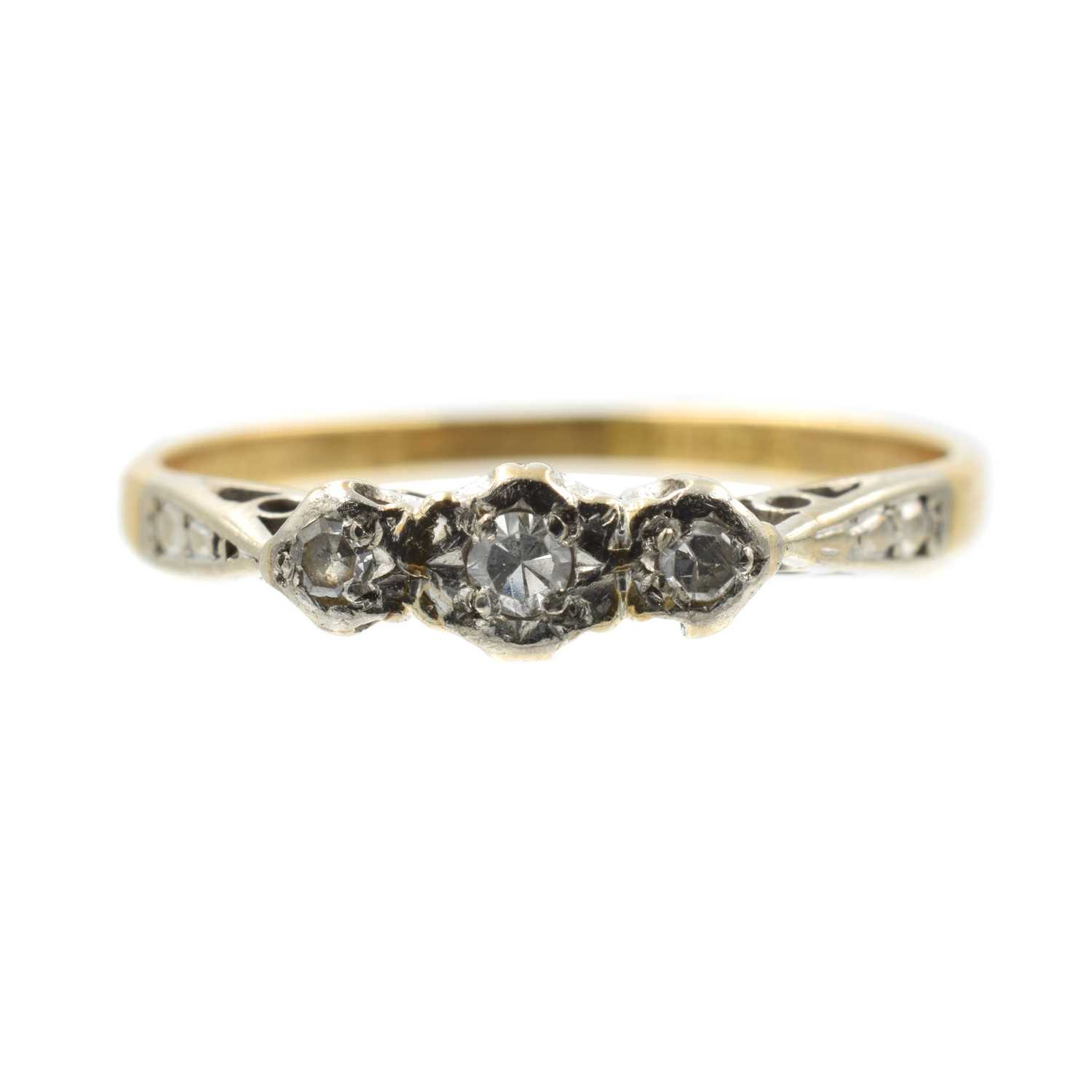 Lot 203 - A diamond and gold 3 stone ring