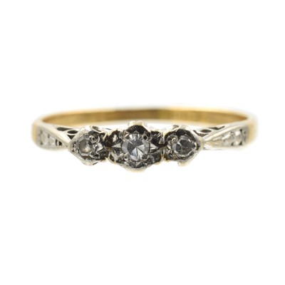Lot 203 - A diamond and gold 3 stone ring