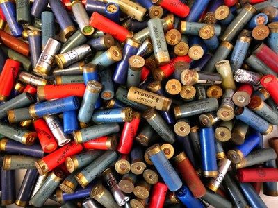 Lot 552 - Over three hundred mixed 16 bore collectors'...