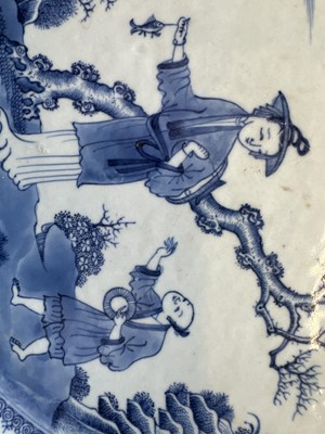 Lot 86 - An 18th Century Chinese Export Blue and White Charger