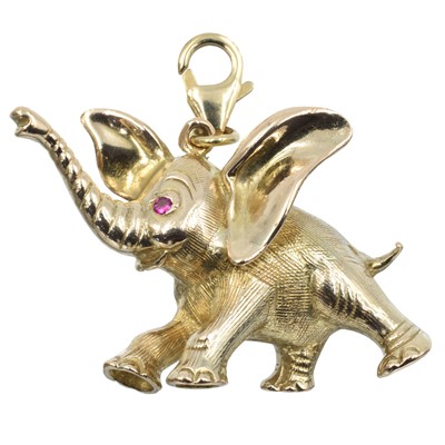 Lot 24 - A 9ct gold elephant pendant