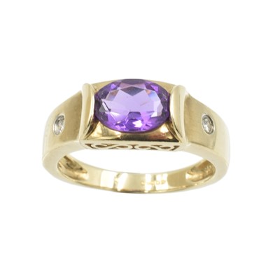 Lot 117 - A vintage amethyst and diamond ring set in 9ct yellow gold