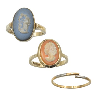 Lot 154 - A selection of three 9ct gold rings