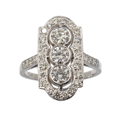 Lot 194 - An Art Deco diamond and platinum plaque ring