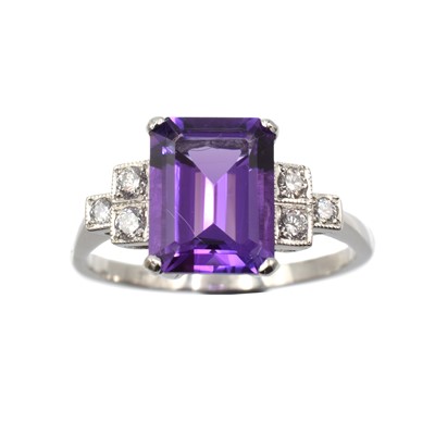 Lot 164 - An Art Deco-style amethyst and diamond platinum ring